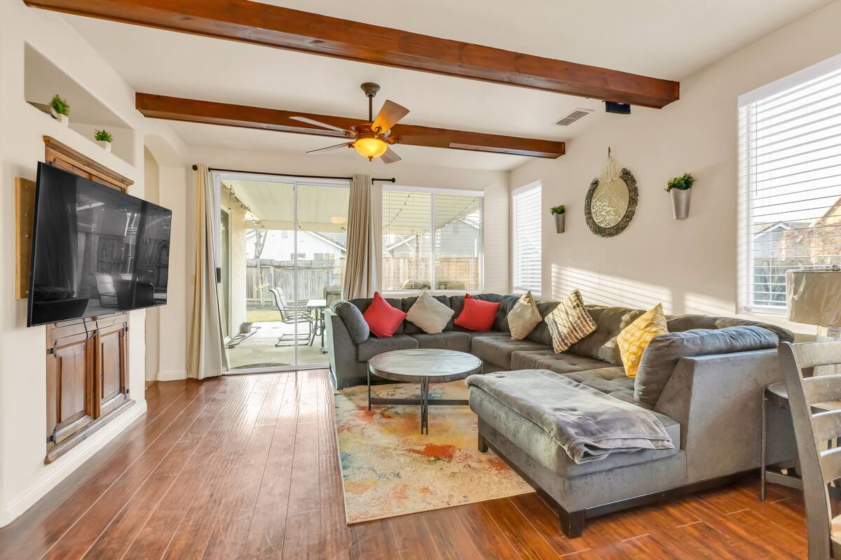 Inside the house. Paramount Spaces, a Mediterranean-style vacation rental in Sacramento (photo 2)