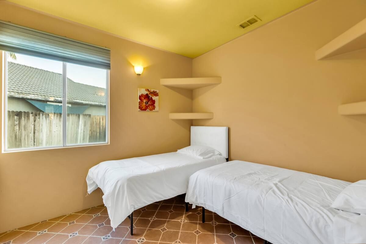 Inside the house. Paramount Spaces, a Mediterranean-style vacation rental in Sacramento (photo 5)