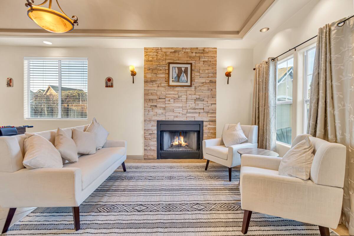 Inside the house. Paramount Spaces, a Mediterranean-style vacation rental in Sacramento (photo 8)