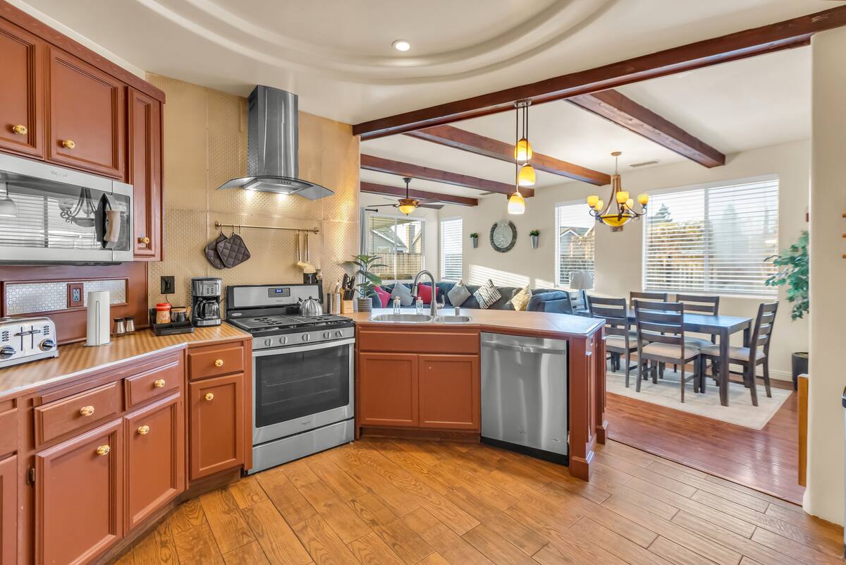Inside the house. Paramount Spaces, a Mediterranean-style vacation rental in Sacramento (photo 9)