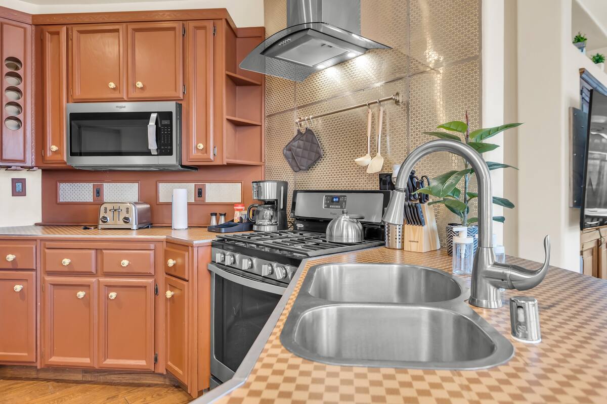 Inside the house. Paramount Spaces, a Mediterranean-style vacation rental in Sacramento (photo 11)